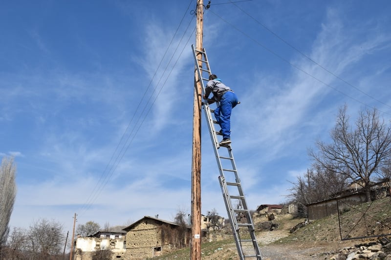 Општина Кавадарци / Отстранување на оштетени и неисправни ламби во селата Фариш и Раец.