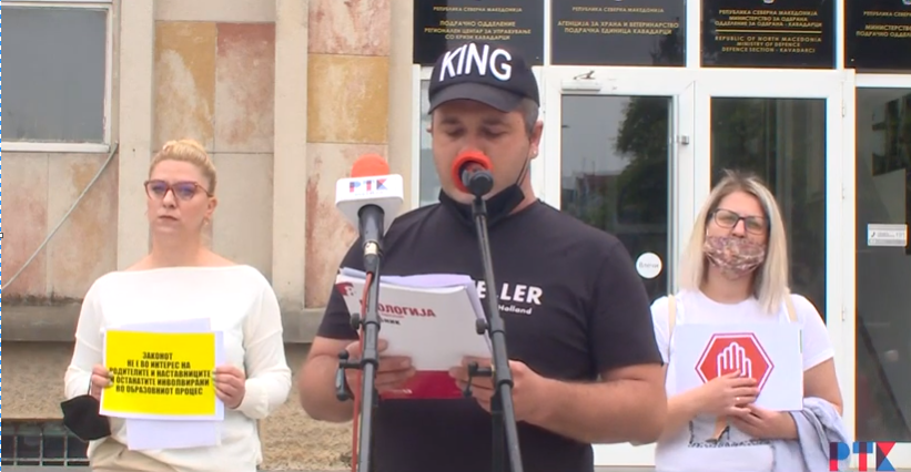 (Видео) Протест во Кавадарци против новиот закон за учебници