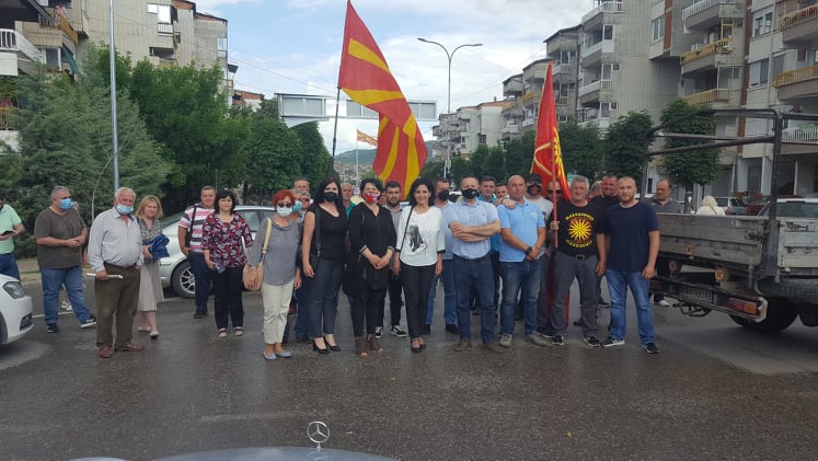 (Видео)  ВМРО-ДПМНЕ Кавадарци ја блокира раскрсницата на ООУ„Г.Делчев„ 