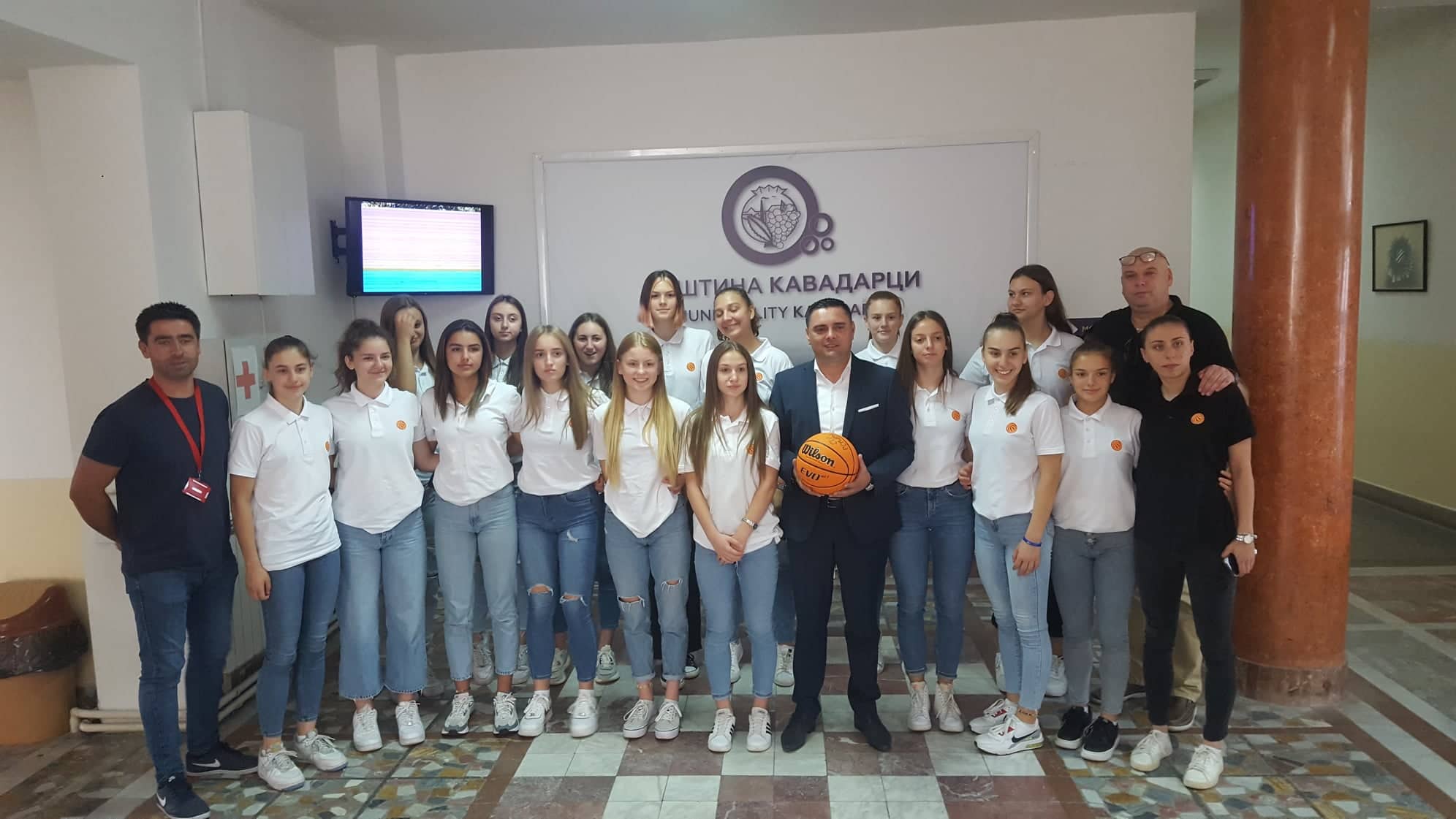 (Видео) Koшаркарската  репрезентација на Македонија до 16 години на прием кај Јанчев