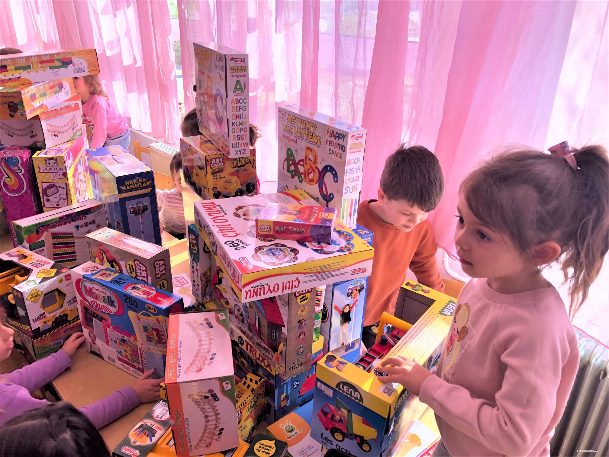 DRӒXLMAIER им подари играчки, дидактички и надгледни средства на дечињата од неколку градинки