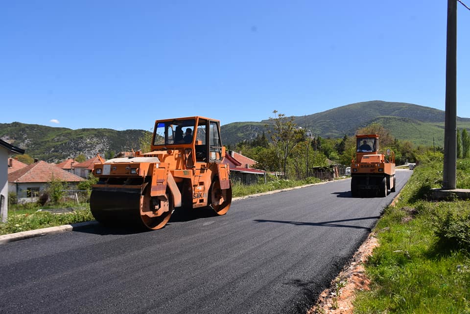 СЕ  АСФАЛТИРА ОБИКОЛНИЦАТА ВО ДЕМИР КАПИЈА 