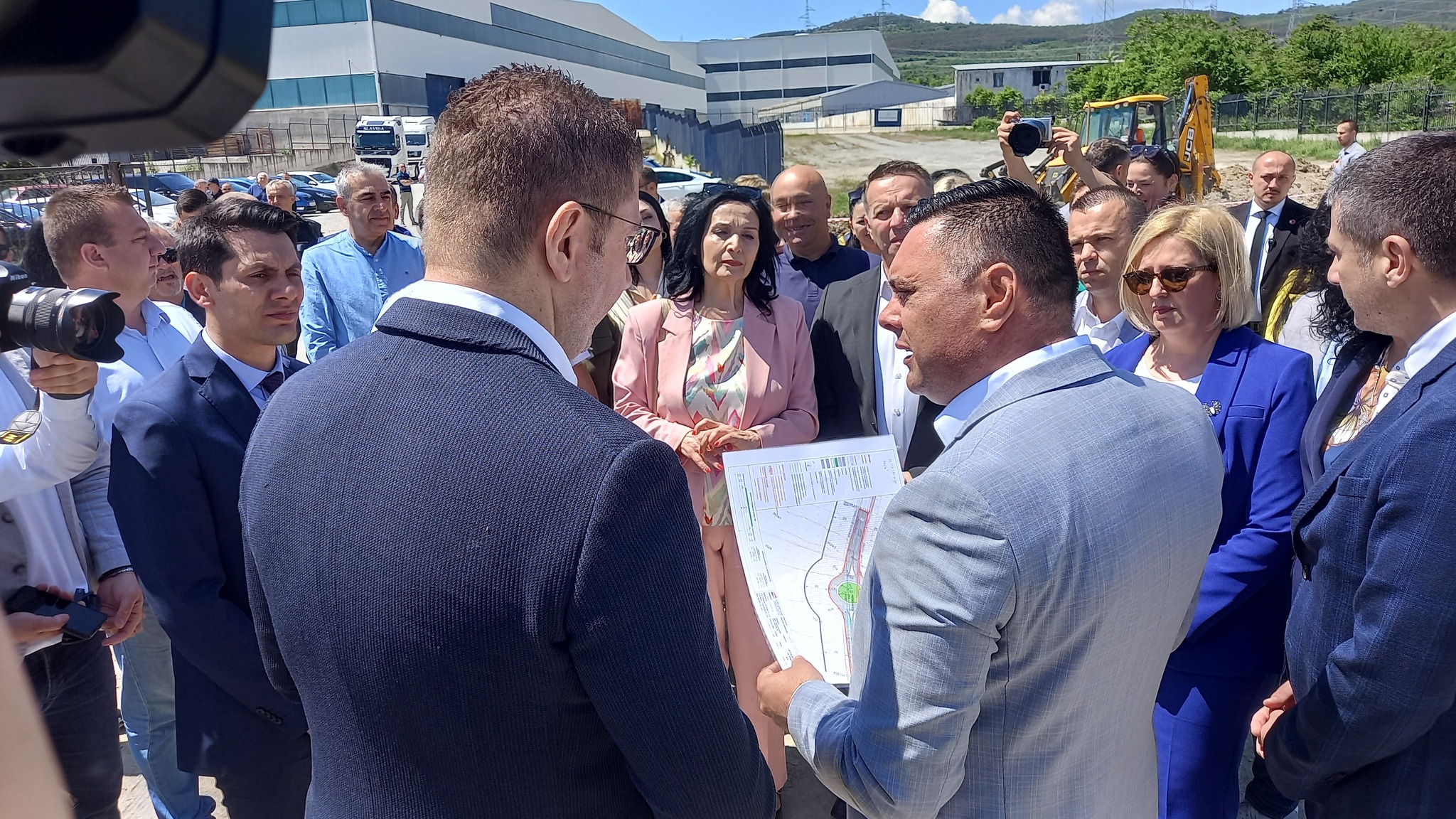 ПРЕМИЕРОТ НА МАКЕДОНИЈА МИЦКОСКИ  ВО КАВАДАРЦИ ; “НЕ СМЕЕМЕ ДА ЈА ИЗНЕВЕРИМЕ ПОДДРШКАТА НА ГРАЃАНИТЕ„... 